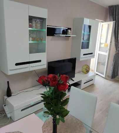 Luxury And Stylish Apartmen, Metro Station Obelya Sofia Exteriör bild