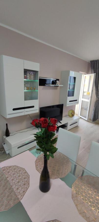 Luxury And Stylish Apartmen, Metro Station Obelya Sofia Exteriör bild
